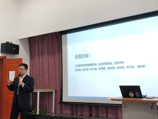 北京邮电大学高鹏老师正在课堂中分享比赛经验.jpg